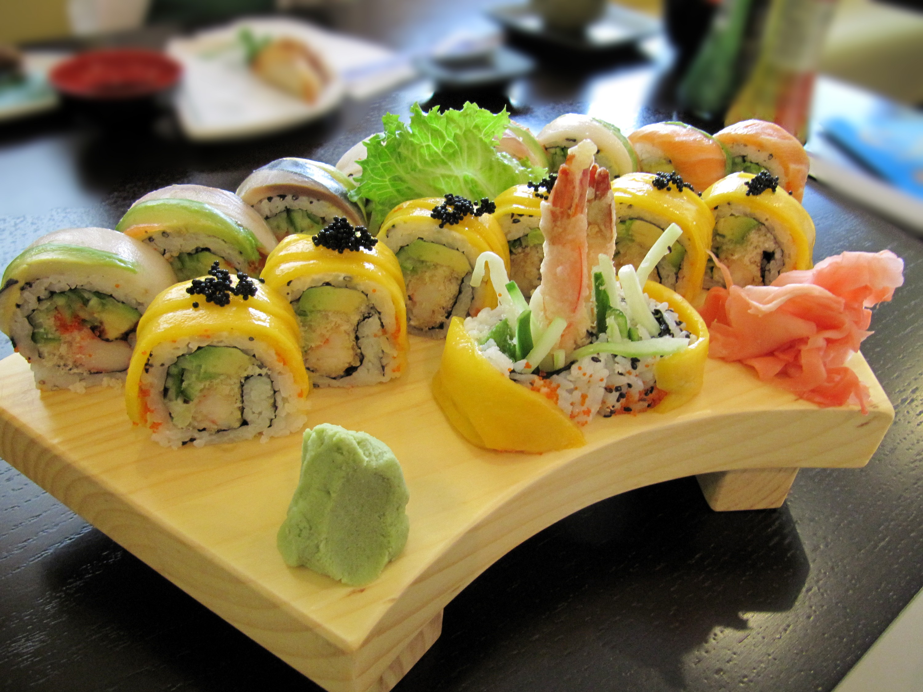 File:Golden Maki Rainbow Roll sushi.jpg - Wikimedia Commons