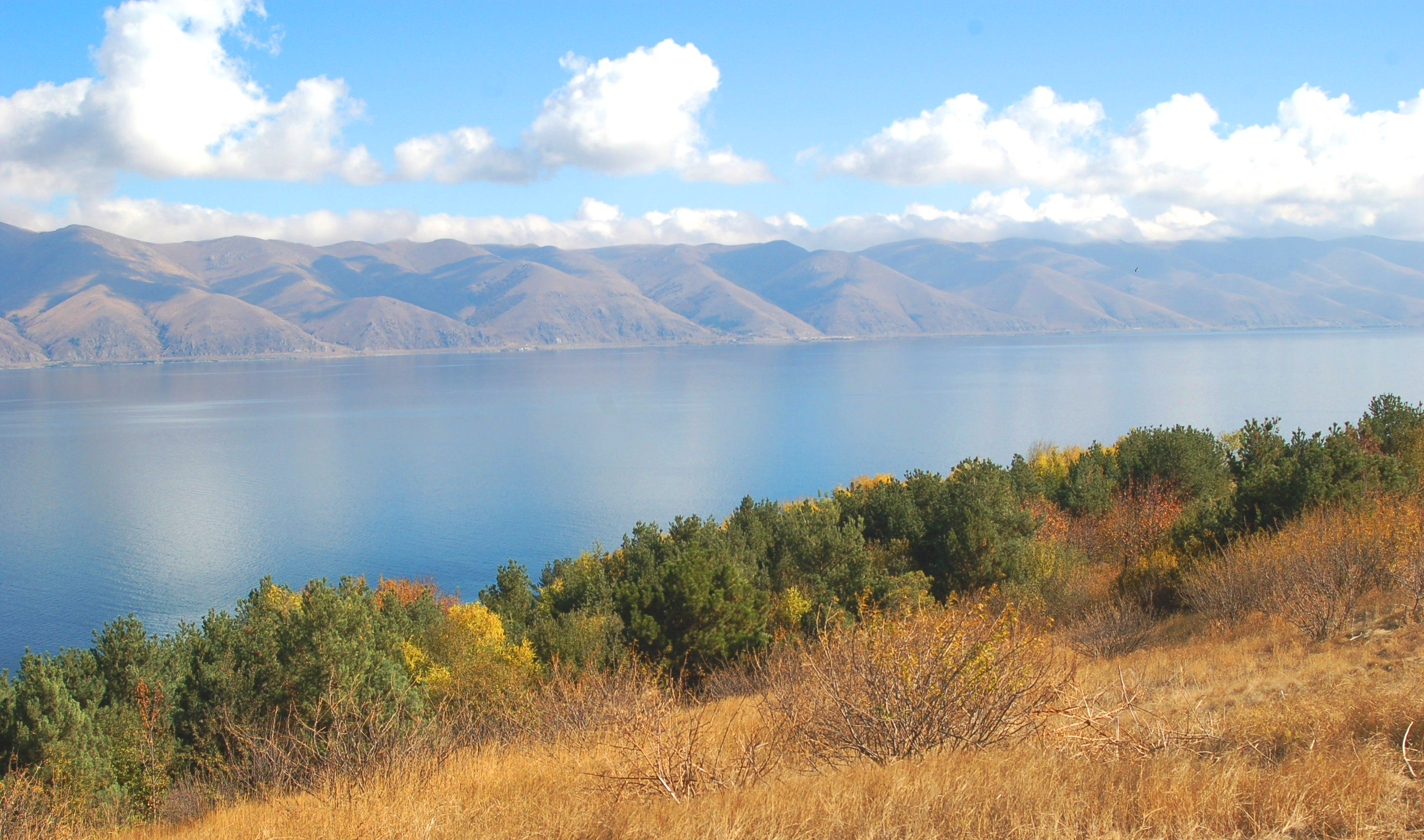 Глубина озера севан. Озеро Севан. Национальный парк Севан Армения. Озеро Севан Кавказ. Озеро Севан в октябре.