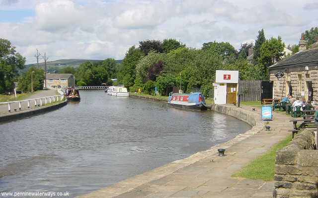 File:Leeds and Liverpool Canal above Bingley Locks - geograph.org.uk - 3244.jpg