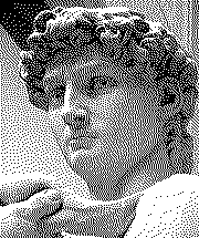 Uma imagem próxima ao rosto da obra "David" (1504) de Michelangelo.