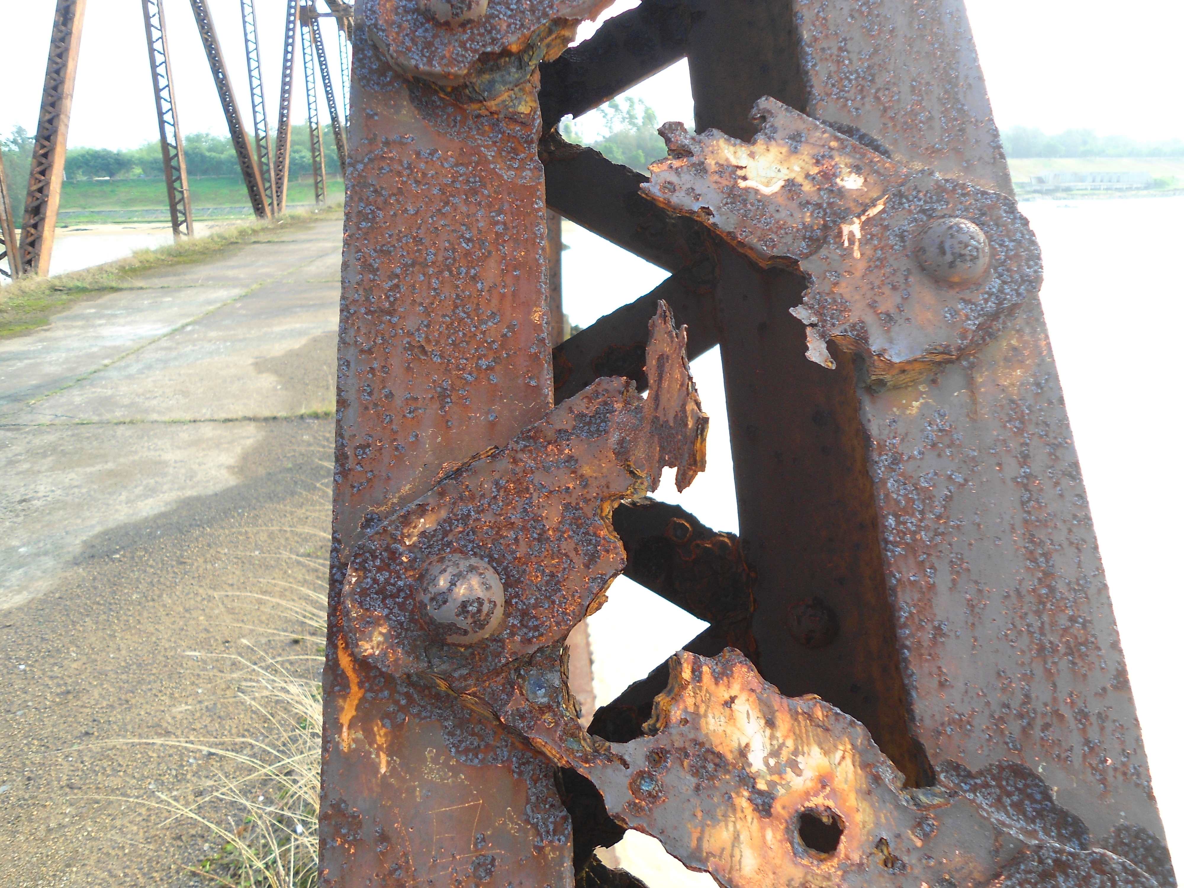 Nandu_River_Iron_Bridge_corrosion_-_04.jpg