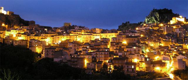 File:Nicosia notturno.jpg