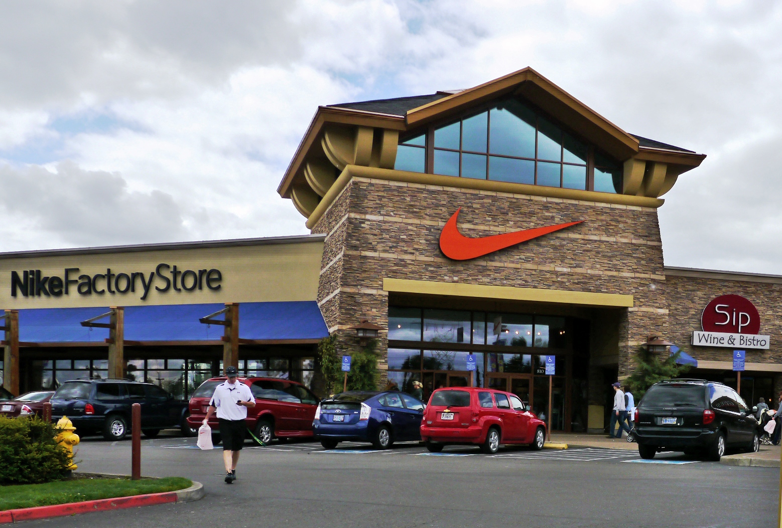 File:Nike Factory Store in Woodburn, Oregon (2012).jpg - Wikimedia Commons