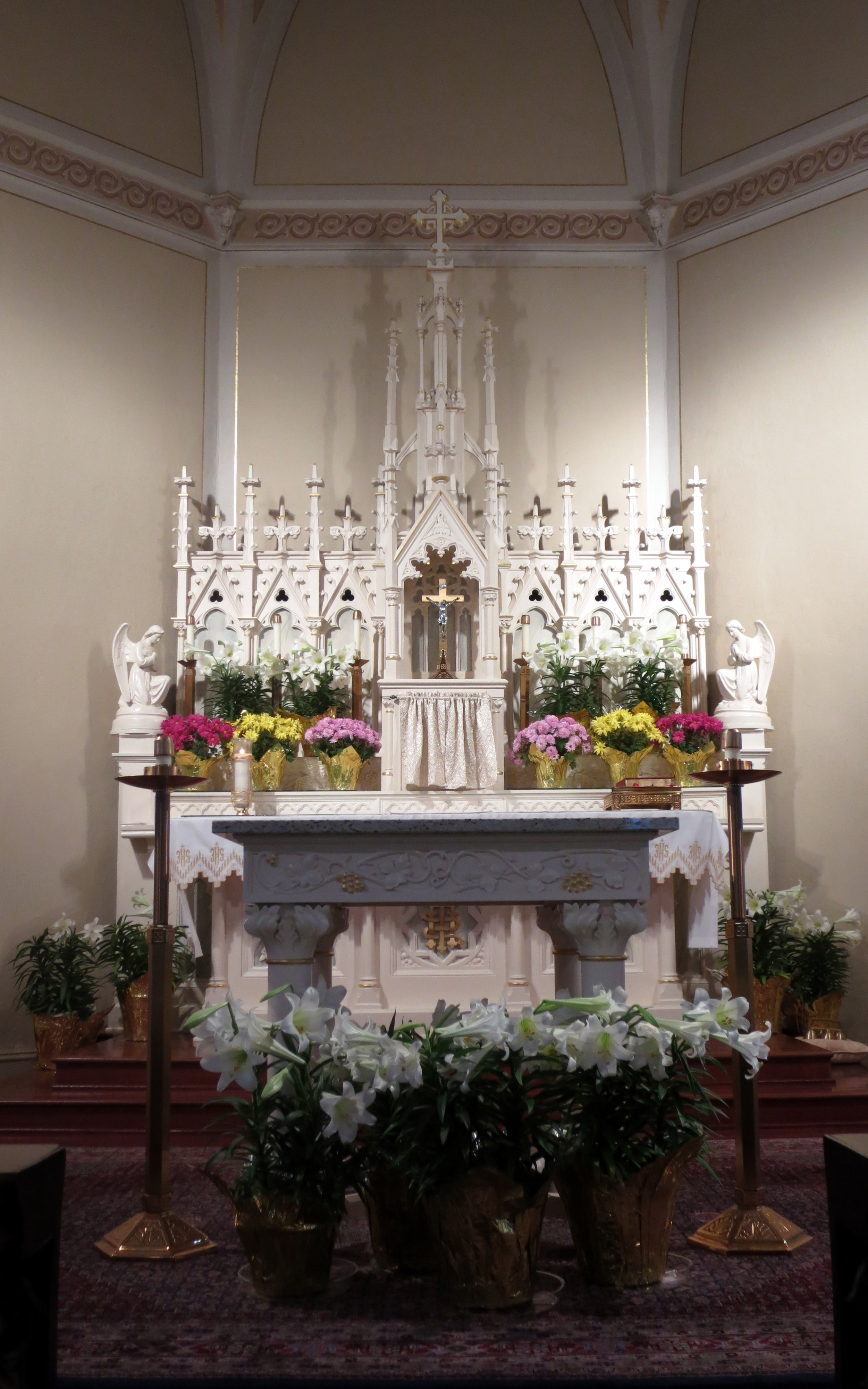 catholic church altar decorations