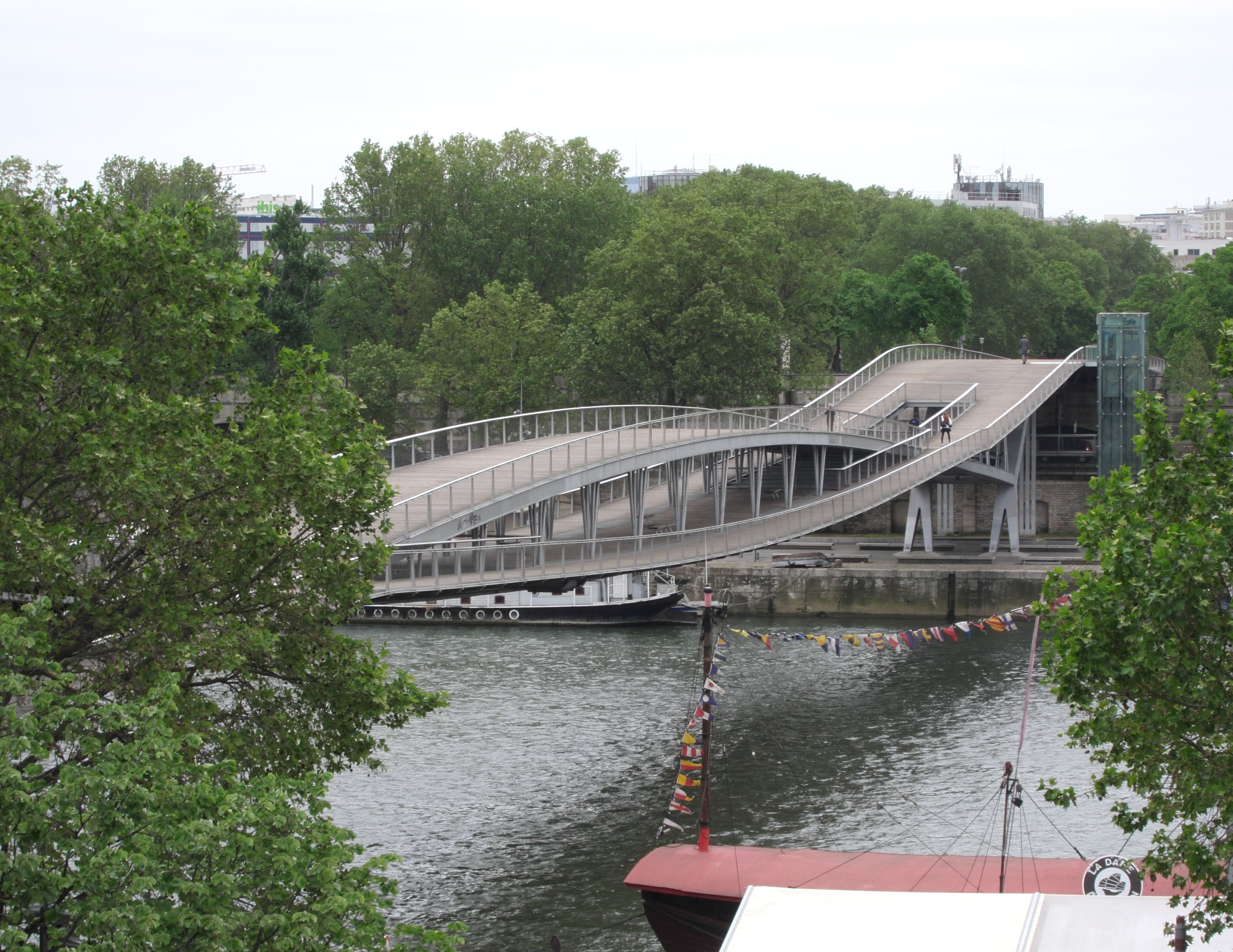 TIRANTS D'ANCRAGE POUR UNE PASSERELLE PIÉTONNE