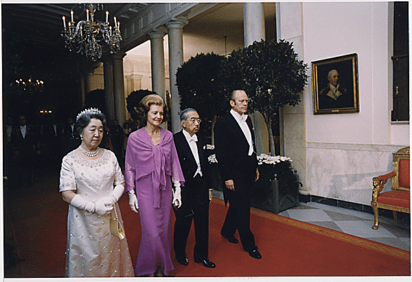 File:Photograph of President Gerald Ford, First Lady Betty Ford, Emperor Hirohito and Empress Nagako Walking Down the Cross Hall Towards the East Room in the White House Prior to a State Dinner Held in Honor of the Japa(...) - NARA - 186821.gif