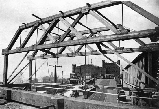 File:Pike Place Market bridge & armory 1921.jpg