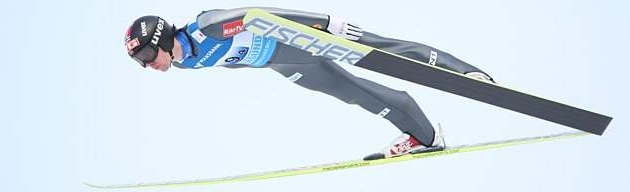 Un sauteur sur tremplin de vol à ski