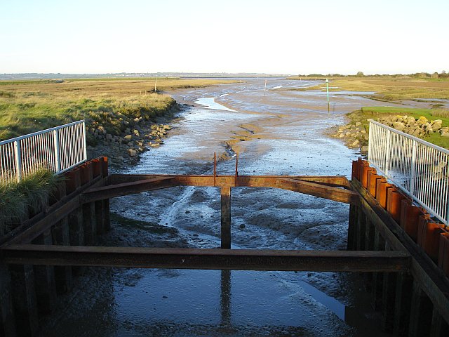 File:Sluice on Conyer Creek - geograph.org.uk - 272679.jpg