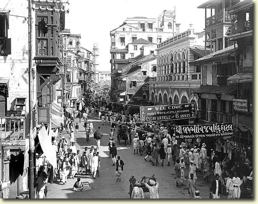 File:Street of the Pearl Dealers in Bombay in 1912.jpg