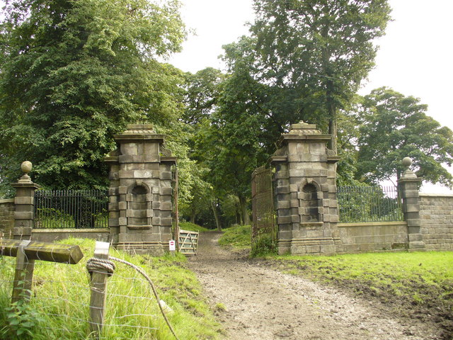 File:The Gates of Emmott Hall - geograph.org.uk - 933520.jpg