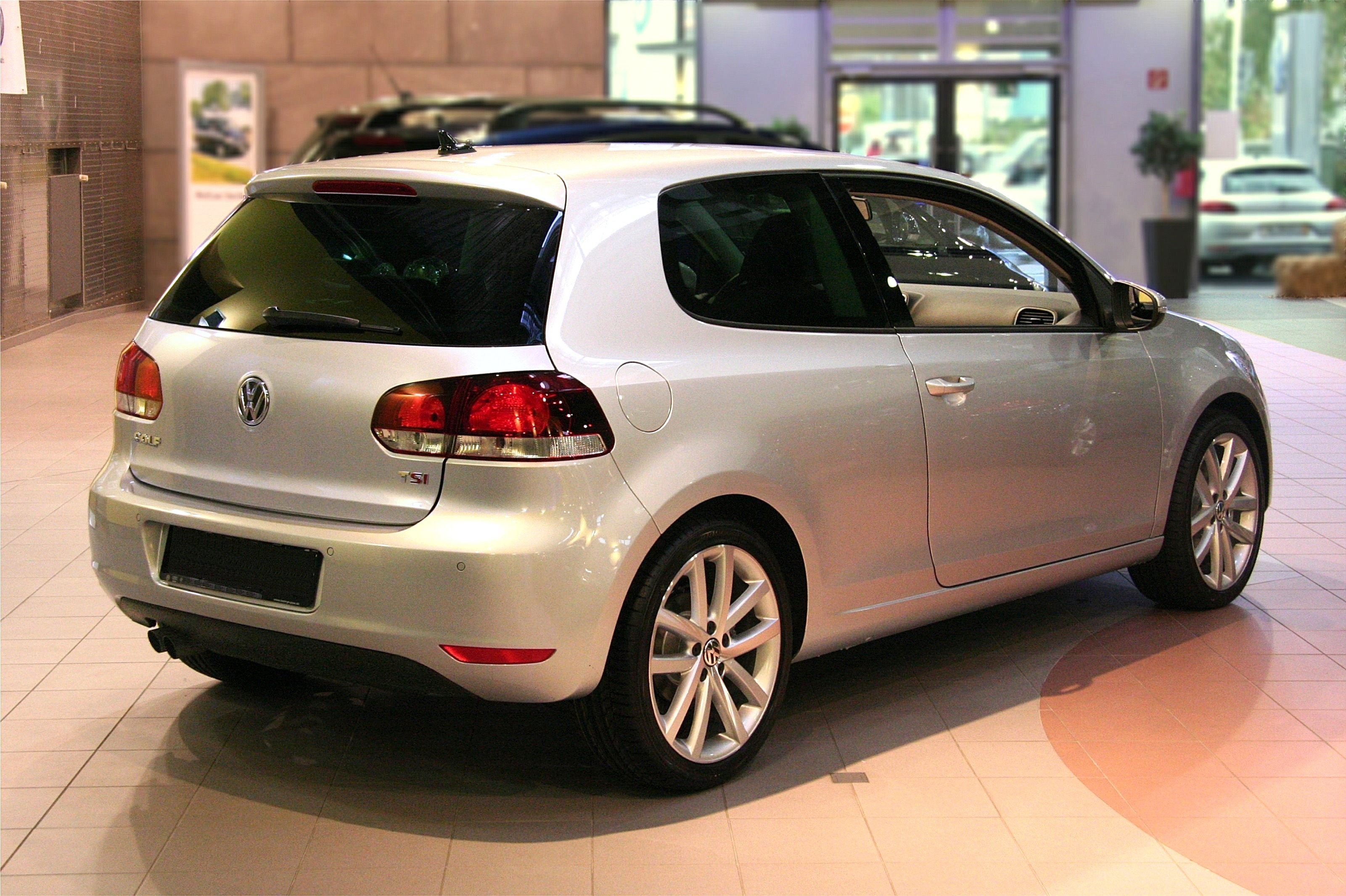 https://upload.wikimedia.org/wikipedia/commons/c/c1/VW_Golf_VI_TSI_am_2008-10-21_%28Heck%29.jpg