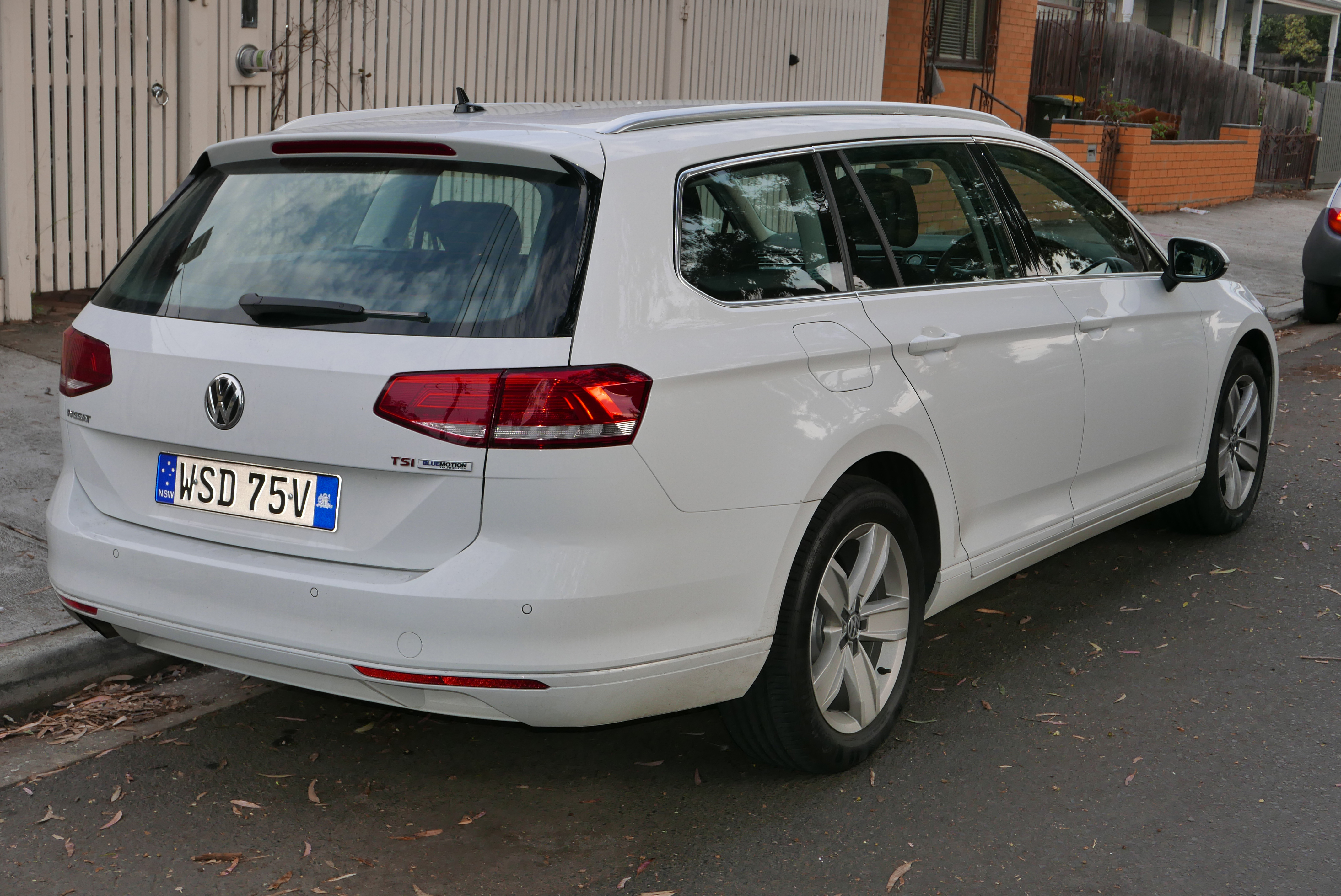 Materialisme winter op gang brengen File:2015 Volkswagen Passat (3G MY16) 132TSI station wagon (2015-11-11)  02.jpg - Wikimedia Commons