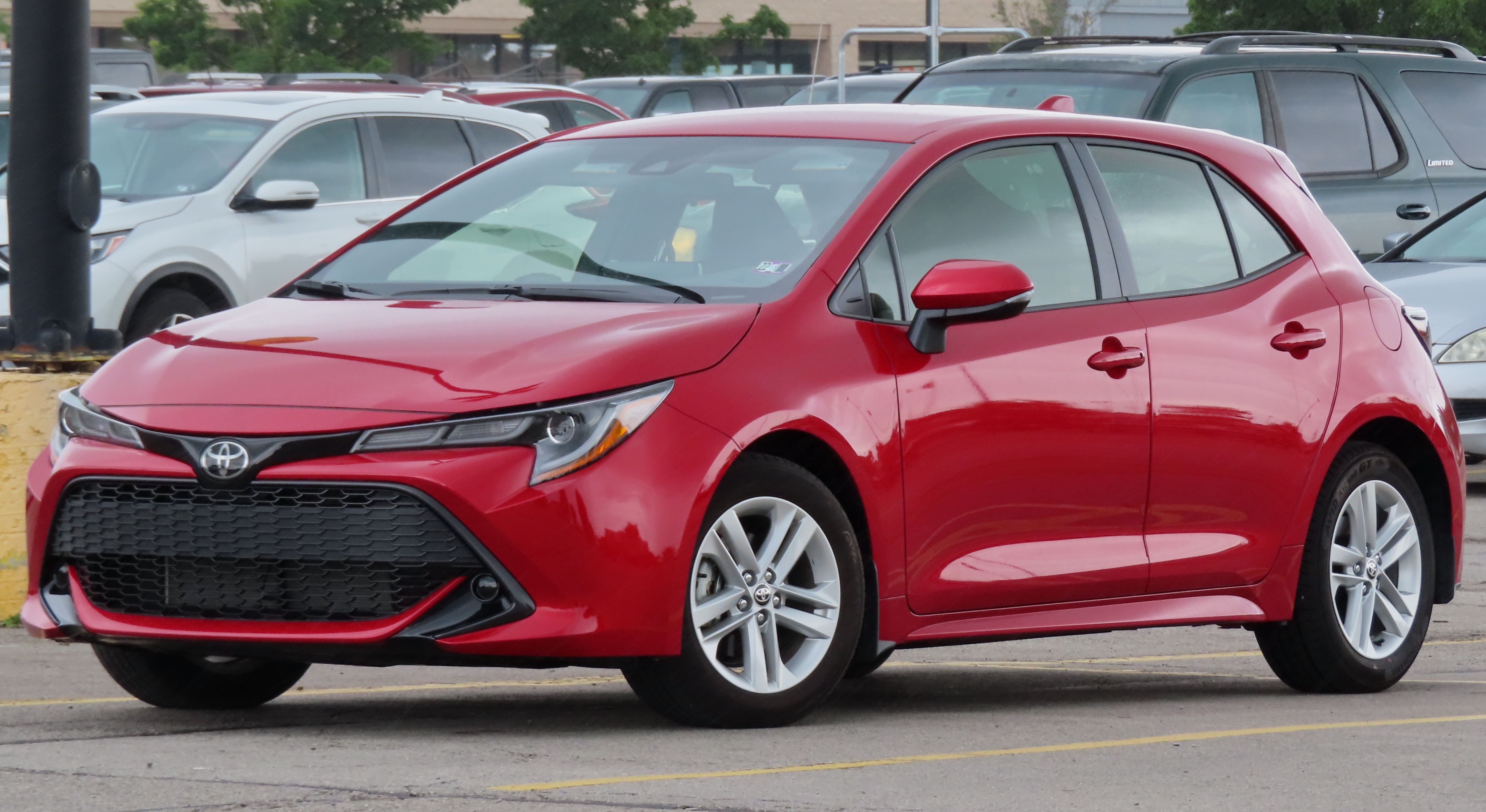 File:2019 Toyota Corolla Hatchback SE in silver, rear left.jpg - Wikimedia  Commons