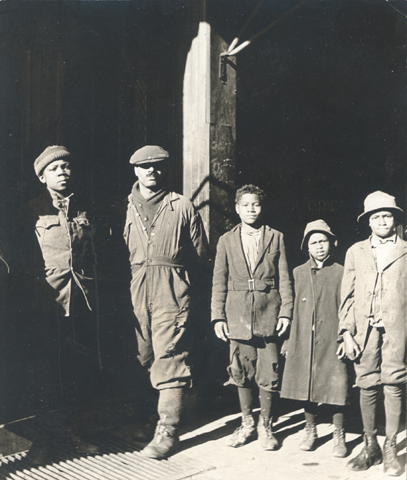 File:A stevedore, a family; 2nd and Brown St., Philadelphia (19580582555).jpg