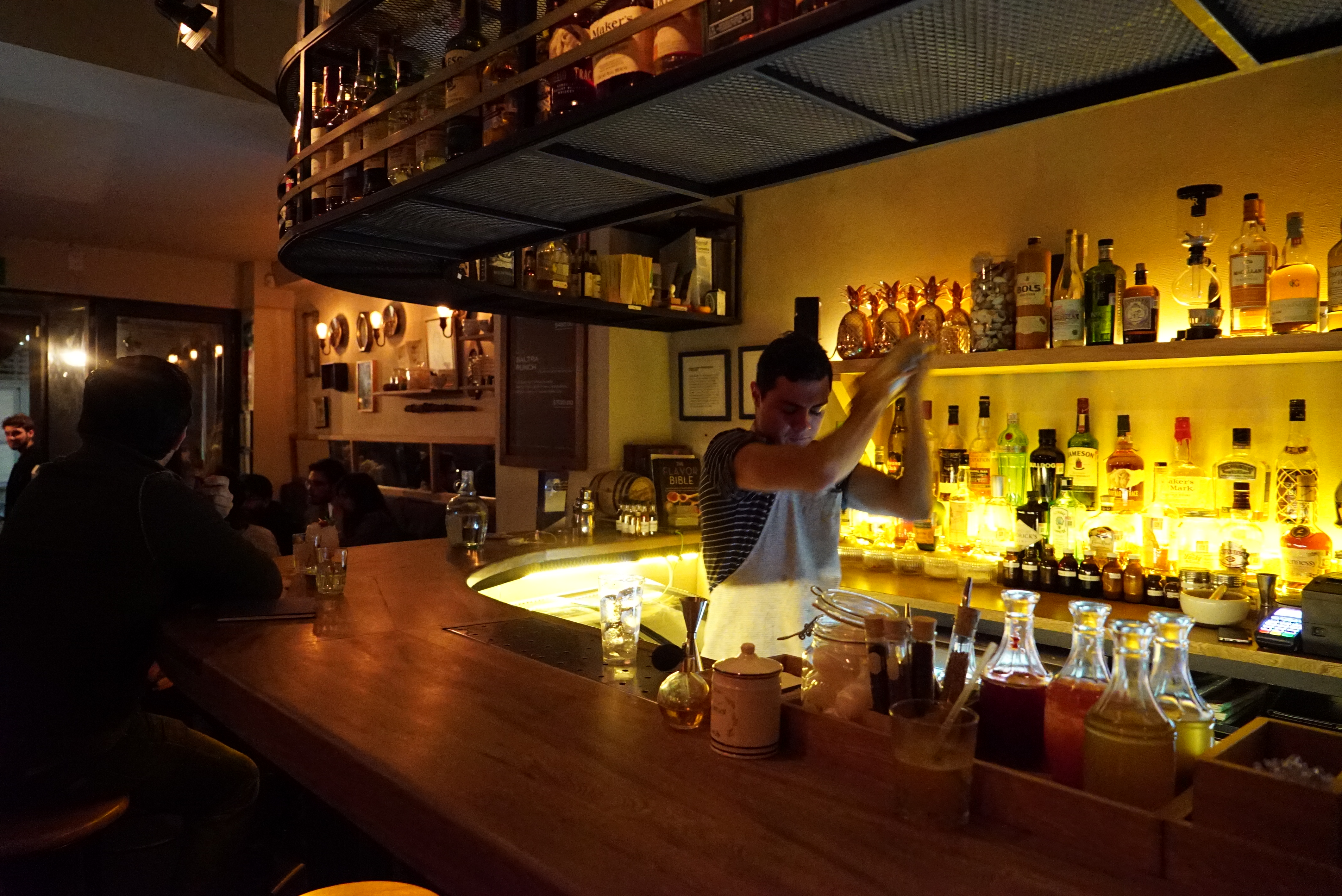 File:Bartender del Baltra Bar preparando una  - Wikimedia Commons