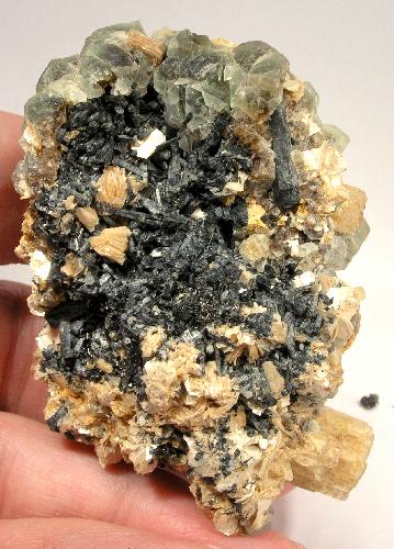 File:Beryl-Fluorite-Schorl-244366.jpg