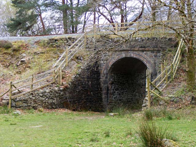 File:Bridge and embankment - geograph.org.uk - 1382553.jpg