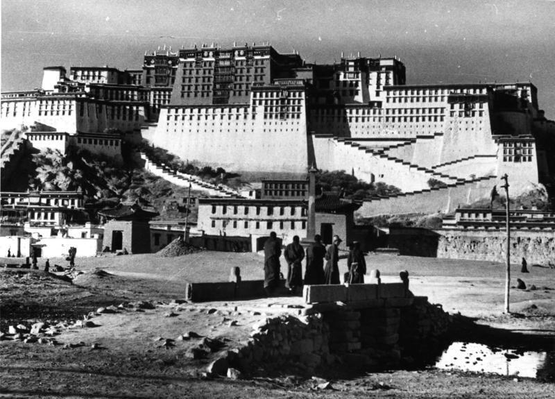 File:Bundesarchiv Bild 135-S-12-27-09, Tibetexpedition, Blick auf Potala.jpg