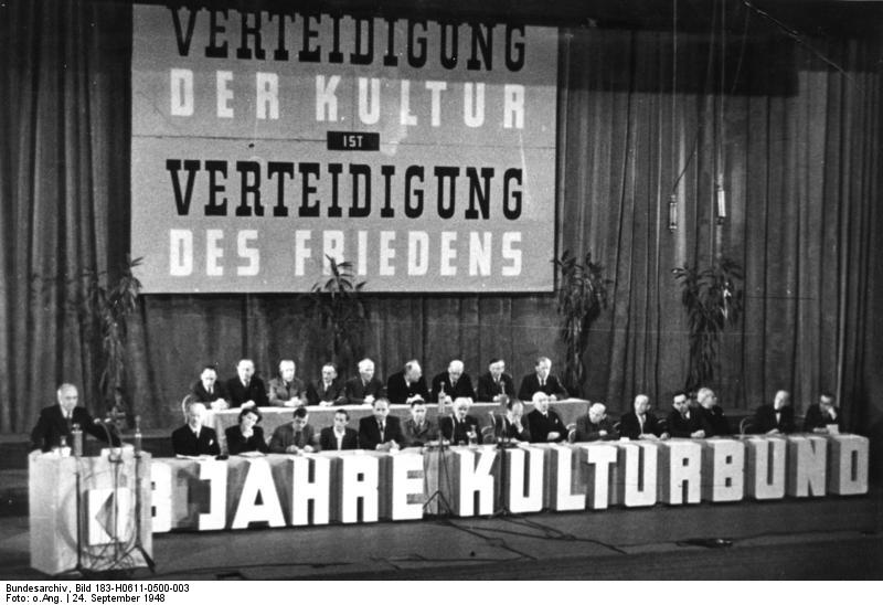 File:Bundesarchiv Bild 183-H0611-0500-003, Berlin, Kundgebung des Kulturbundes.jpg