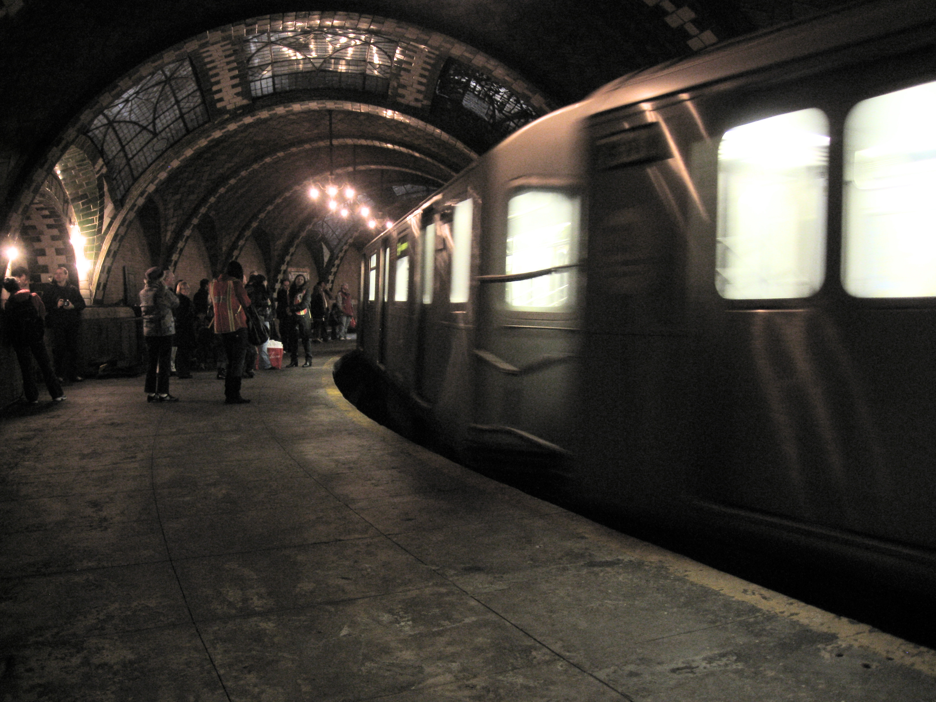 Станция сити холл. Станция Сити-Холл Нью-Йорк. Сити Холл метро Нью-Йорка. Станция метро Сити Холл. City Hall Station New York.