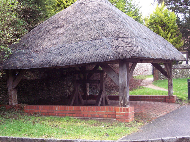 File:Clanfield Village Well - geograph.org.uk - 378570.jpg