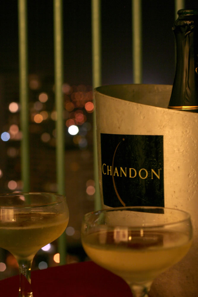https://upload.wikimedia.org/wikipedia/commons/c/c2/Domaine_Chandon_in_Champagne_coupe.jpg