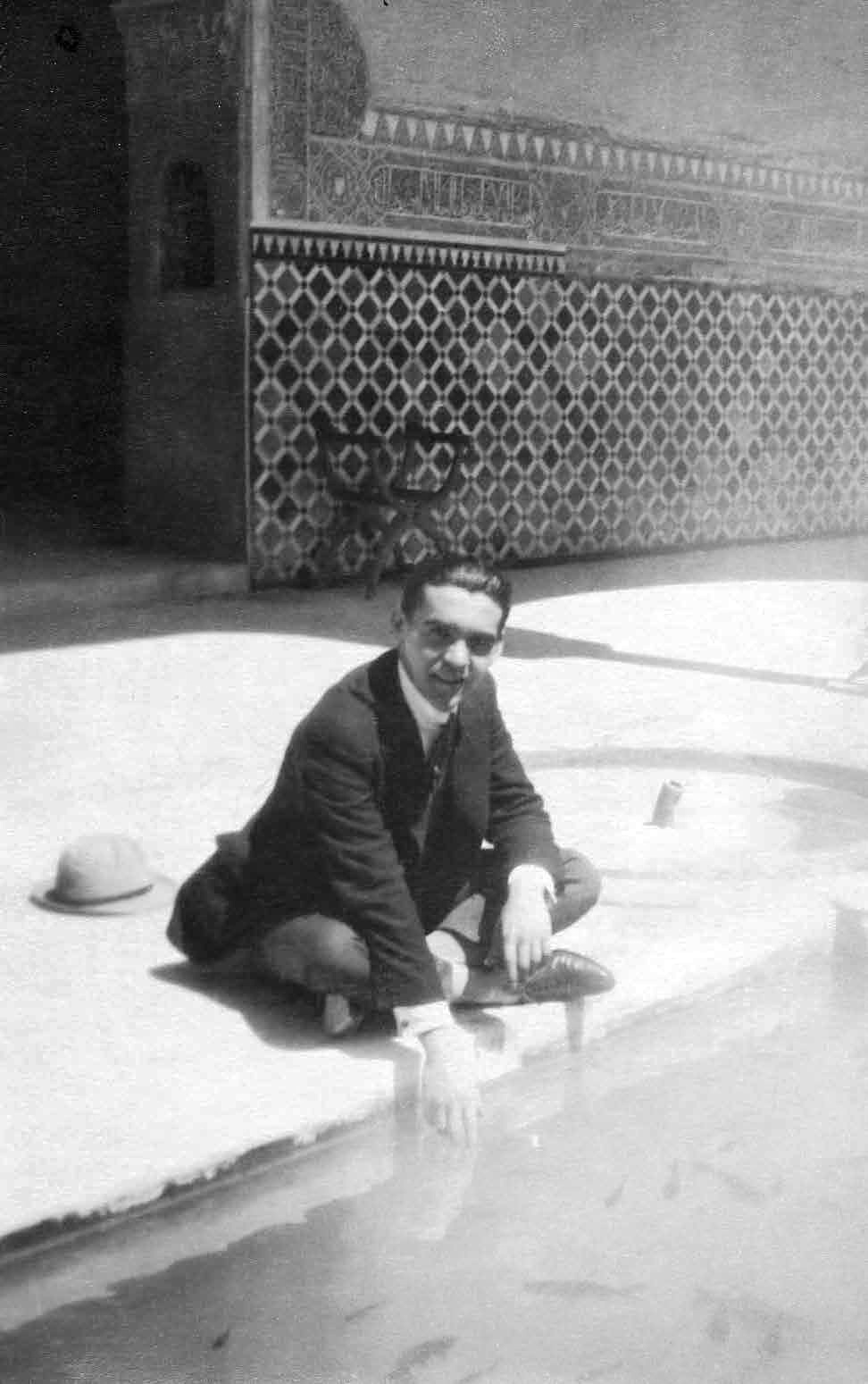 File:Federico García Lorca en un patio de la Alhambra de Granada, circa 1922.jpg - Wikimedia Commons