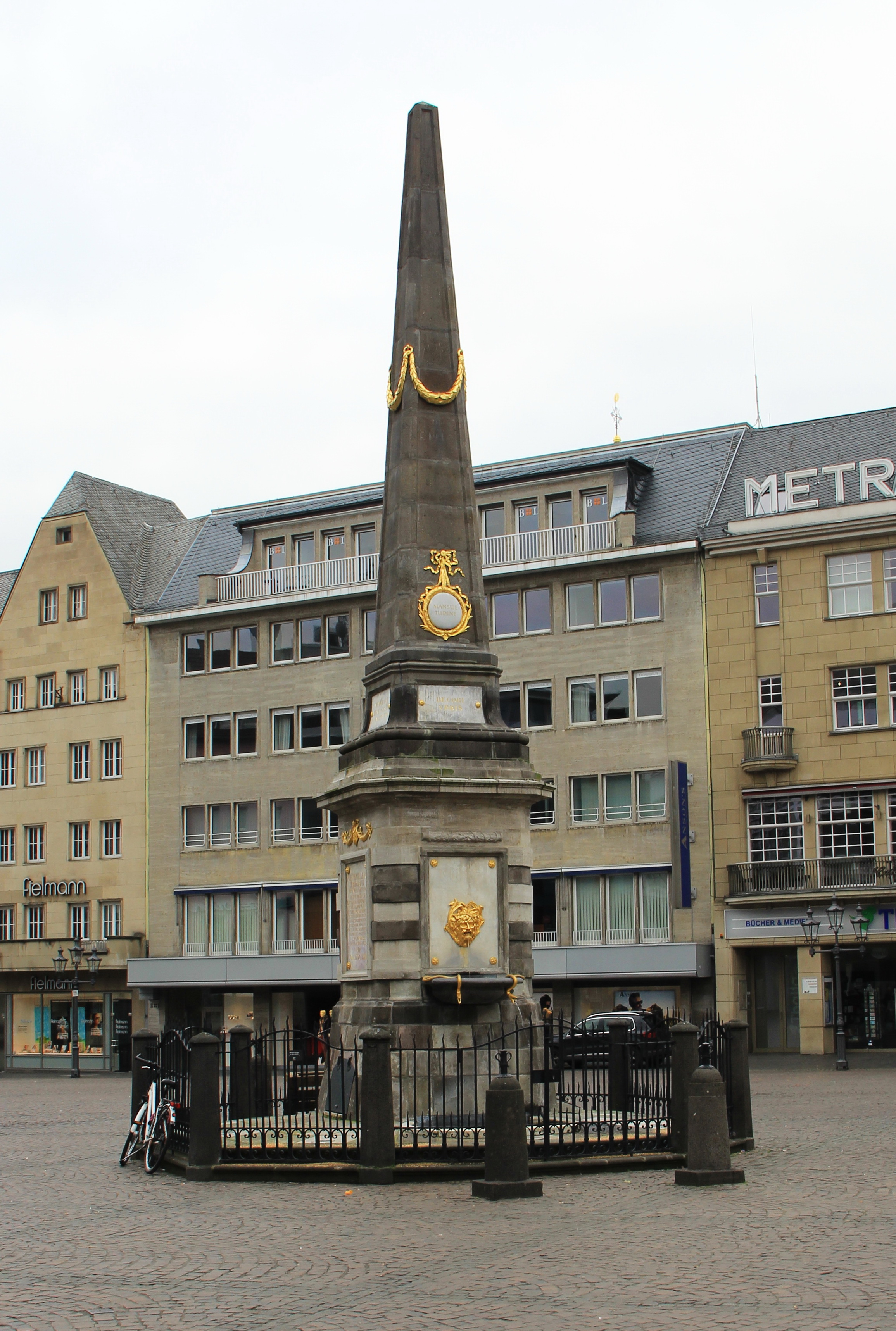 Fontainen-Obelisk auf dem Bonner Marktplatz.