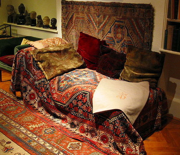 File:Freud's couch, London, - Wikimedia Commons