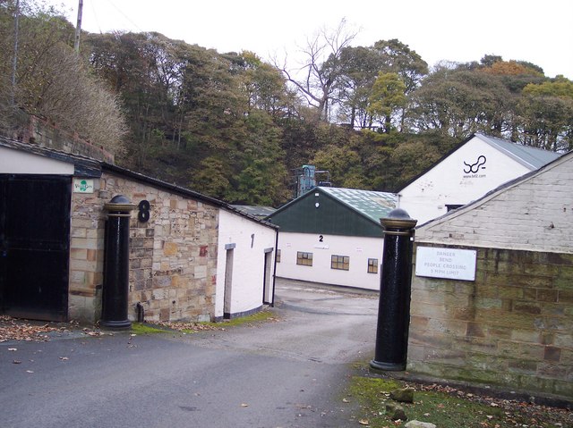 File:Haigh Foundry gateposts - geograph.org.uk - 1034741.jpg