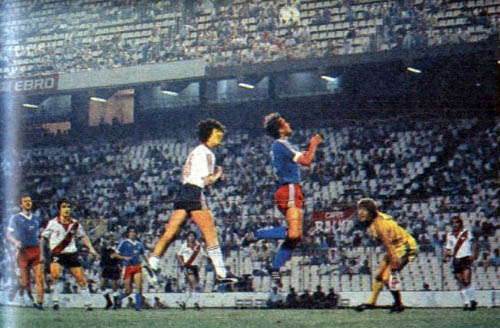 File:Hamburger v river plate at valencia.jpg