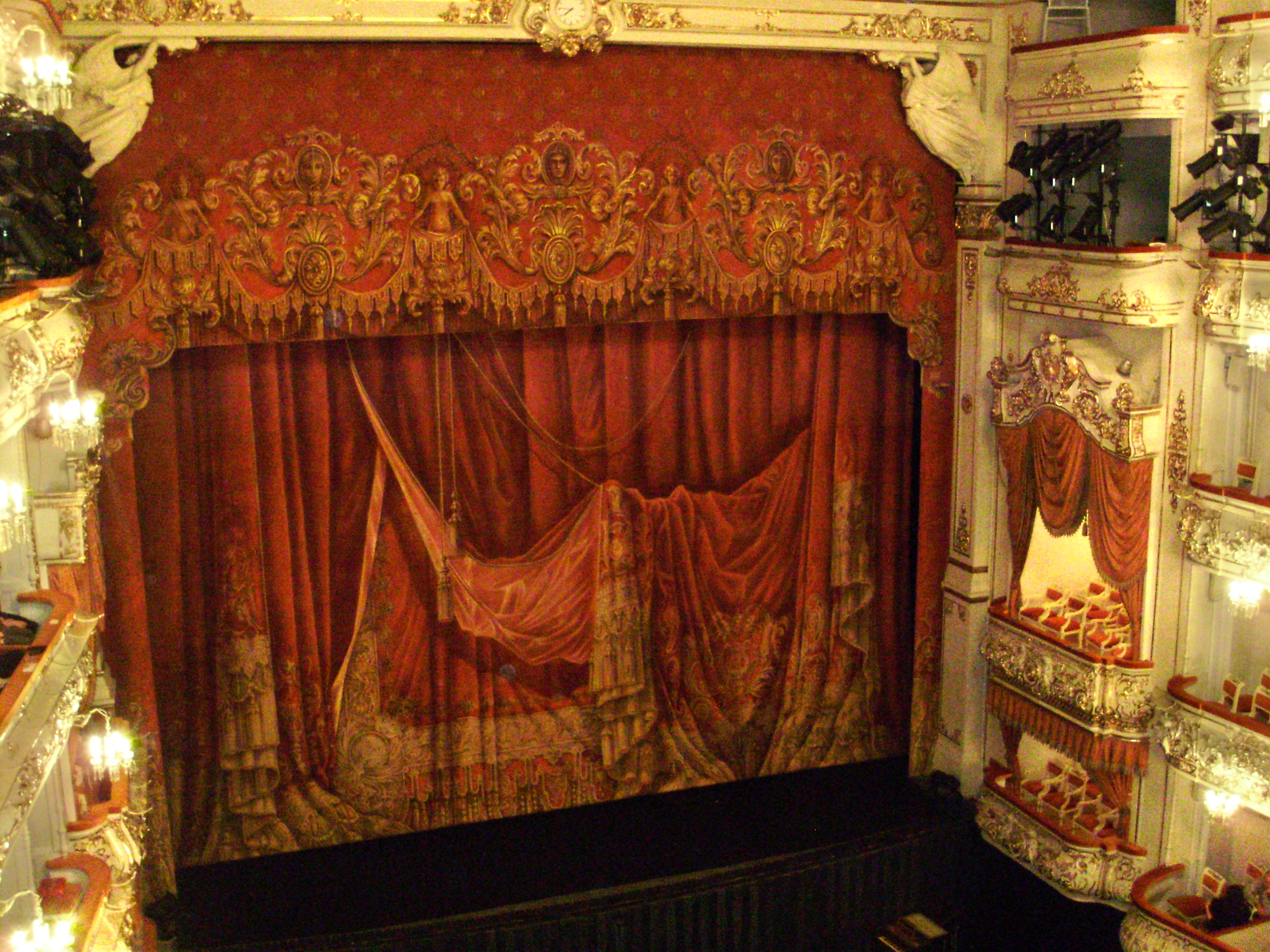 First theatre. Михайловский театр Царская ложа. Михайловский театр ложа. Михайловский театр сцена. Михайловский театр ложа 1 яруса.