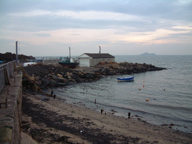 File:Kinghorn Bay - geograph.org.uk - 23959.jpg