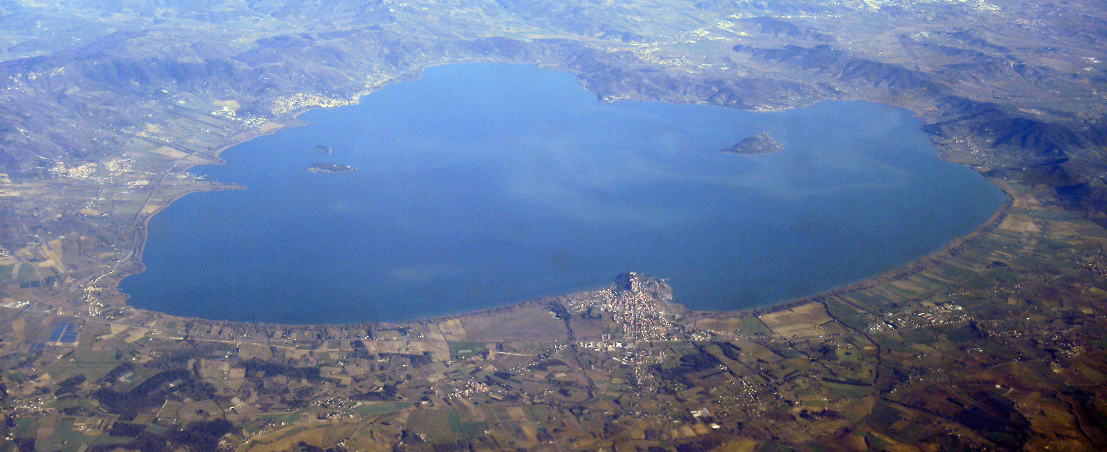 File Lago Trasimeno Air Jpg Wikimedia Commons