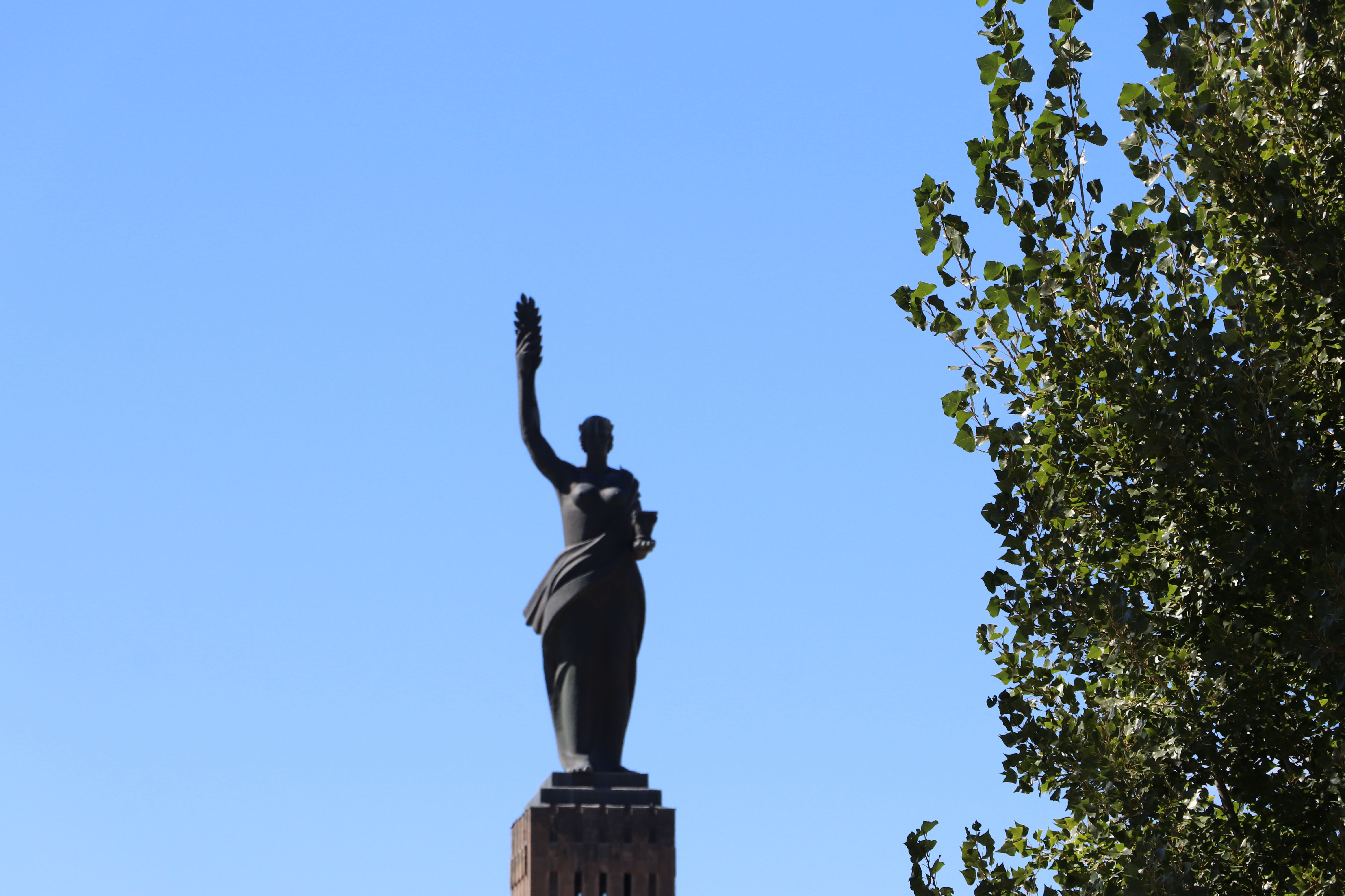 День матери в армении. Мать Армения Гюмри. Памятник мать Армения в Гюмри. Мать Армения Гюмри дракон.