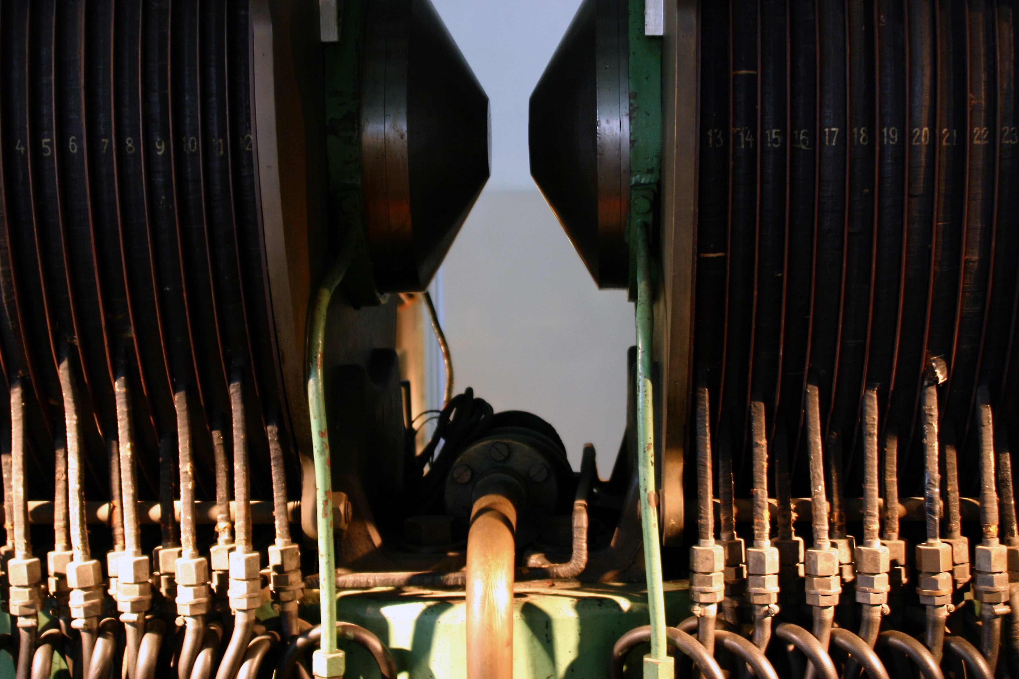 https://upload.wikimedia.org/wikipedia/commons/c/c2/Museum_Boerhaave_-_Giant_Elektromagnet_3.jpg