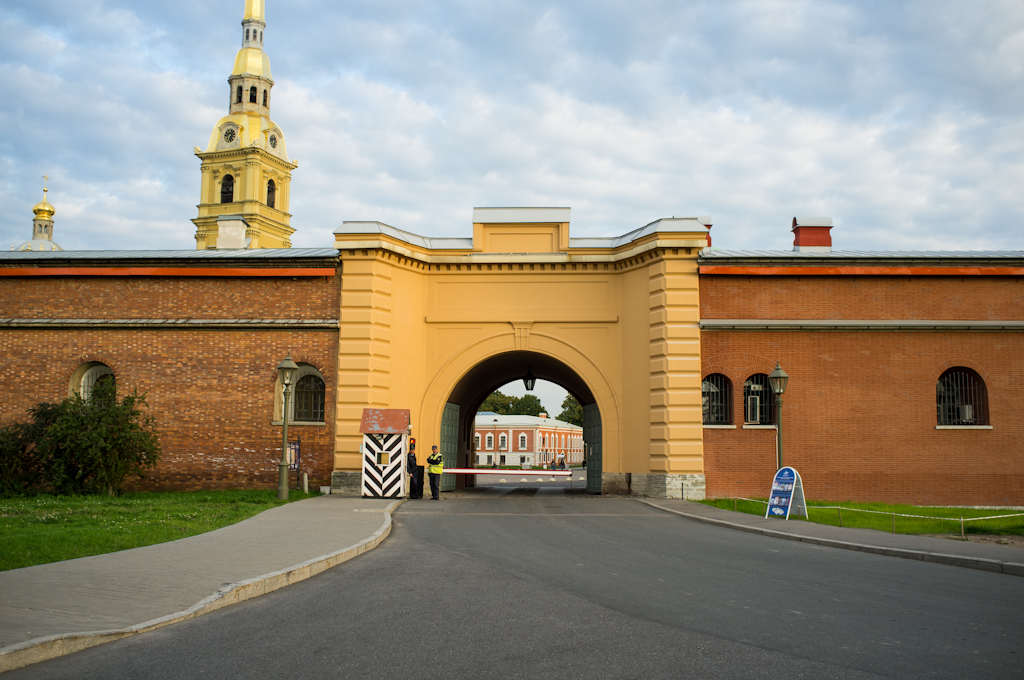 Ворота столицы. Кронверкские ворота Петропавловской крепости. Никольские ворота Петропавловской крепости в Санкт-Петербурге. Никольские ворота Петропавловская. Никольская Куртина Петропавловской крепости.