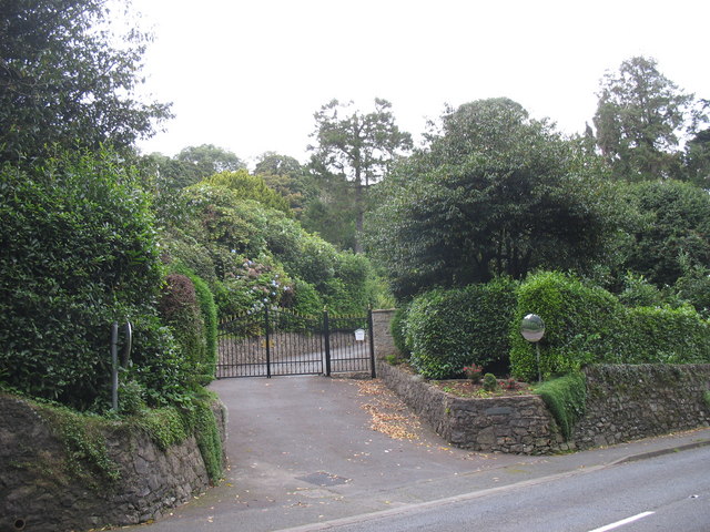 File:Ornamental gates at the entrance to a hillside villa - geograph.org.uk - 1001396.jpg