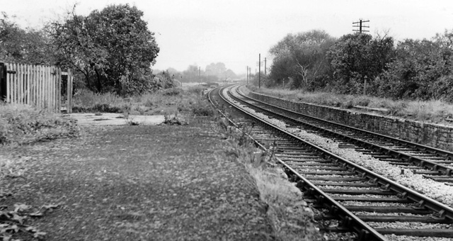 File:Remains of Bengeworth Station - geograph.org.uk - 1789929.jpg