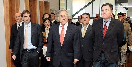 File:Roberto Ampuero, Sebastián Piñera y Luciano Cruz Coke.jpg