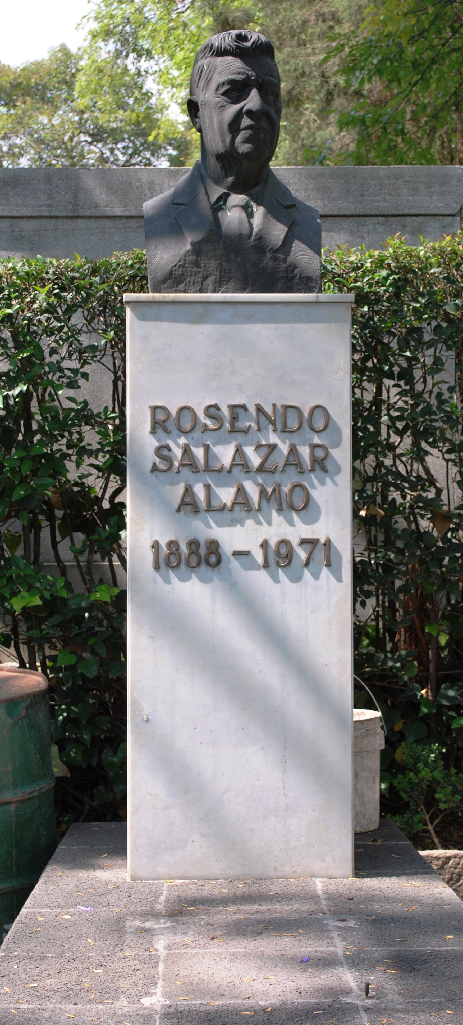 Sepulcro de Rosendo Salazar en la [[Rotonda de las Personas Ilustres (México)]]