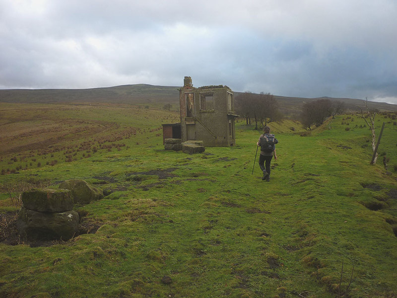 File:Ruined signal box by the Belah Viaduct - geograph.org.uk - 4264035.jpg