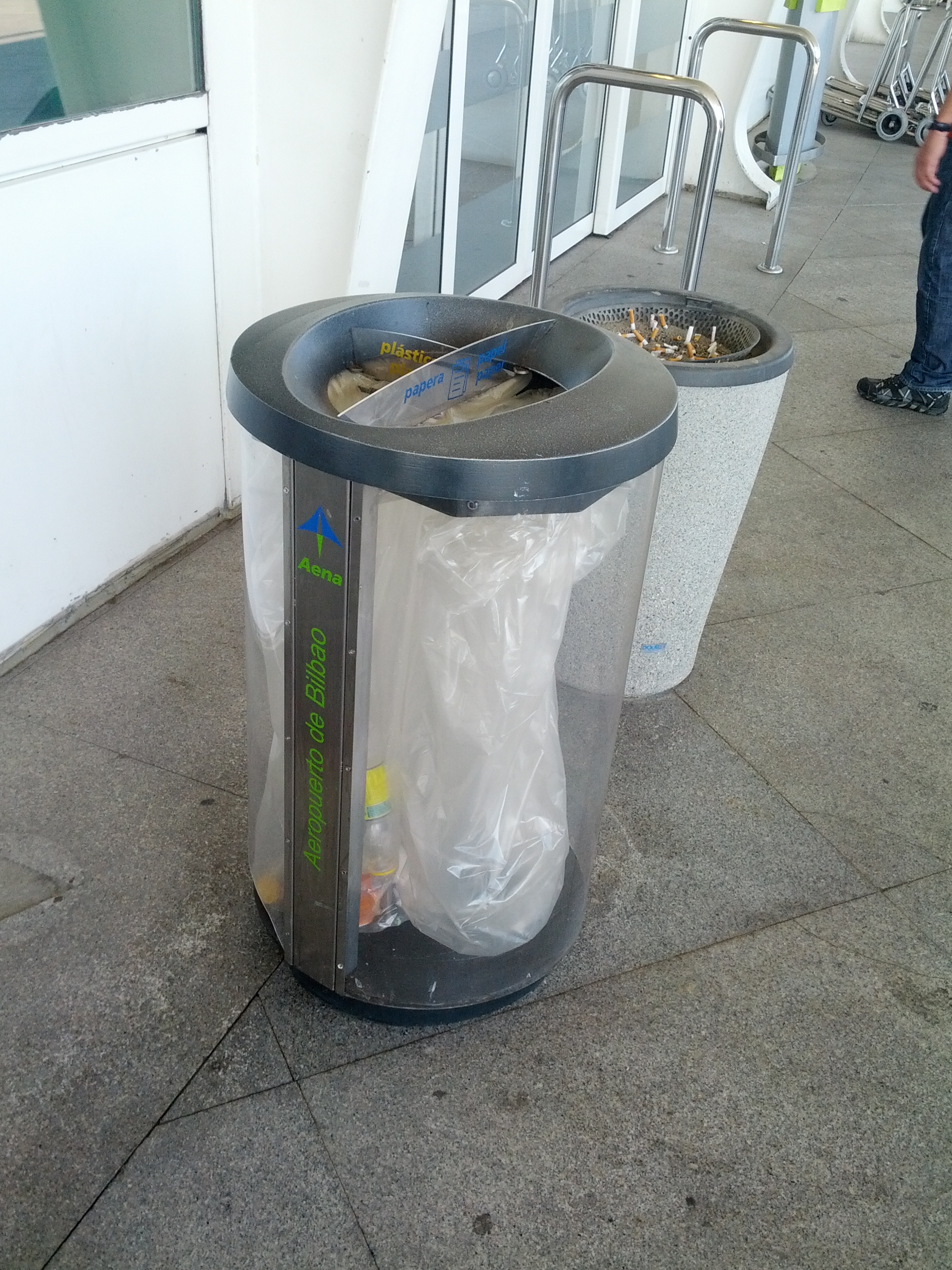 File:Trash container.JPG - Wikimedia Commons