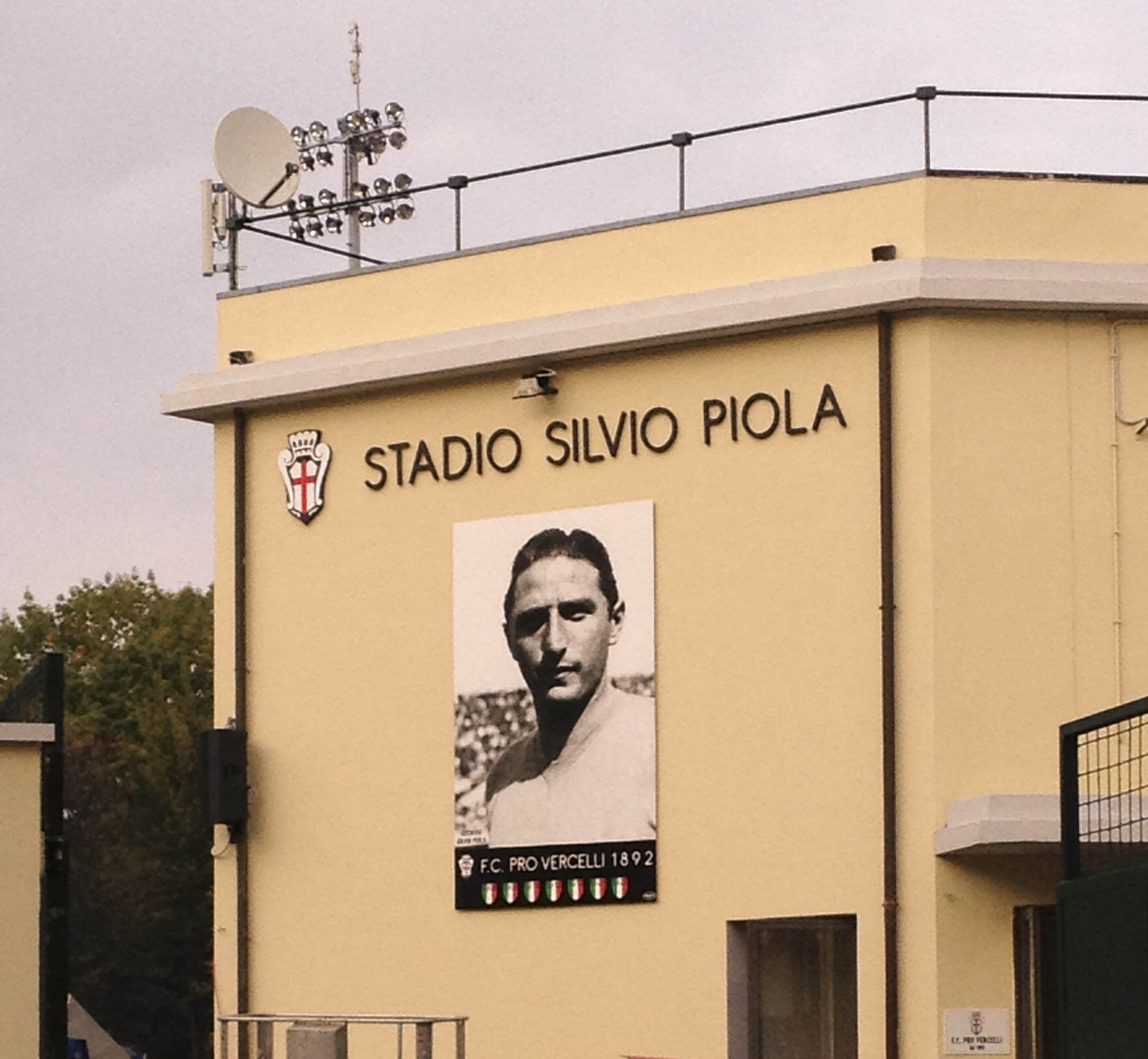 File:Stadio Piola (Vercelli), poster di Silvio Piola.jpg - Wikimedia Commons