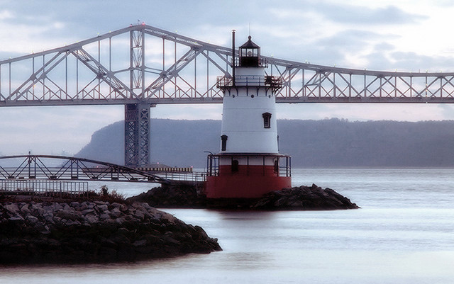 File:Tarrytown Lighthouse and Tappan Zee Bridge.jpg