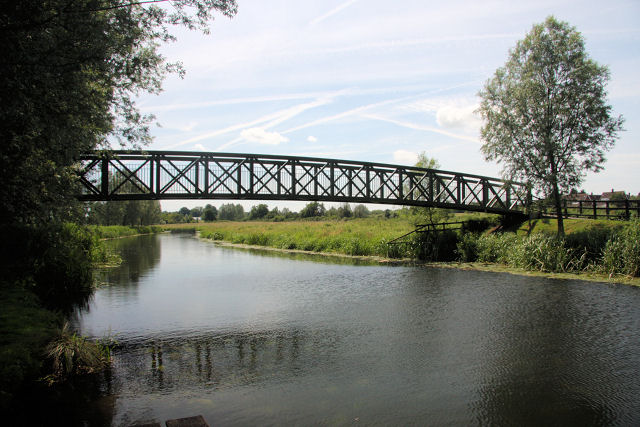 File:The New Millennium Footbridge, Bures - geograph.org.uk - 860038.jpg