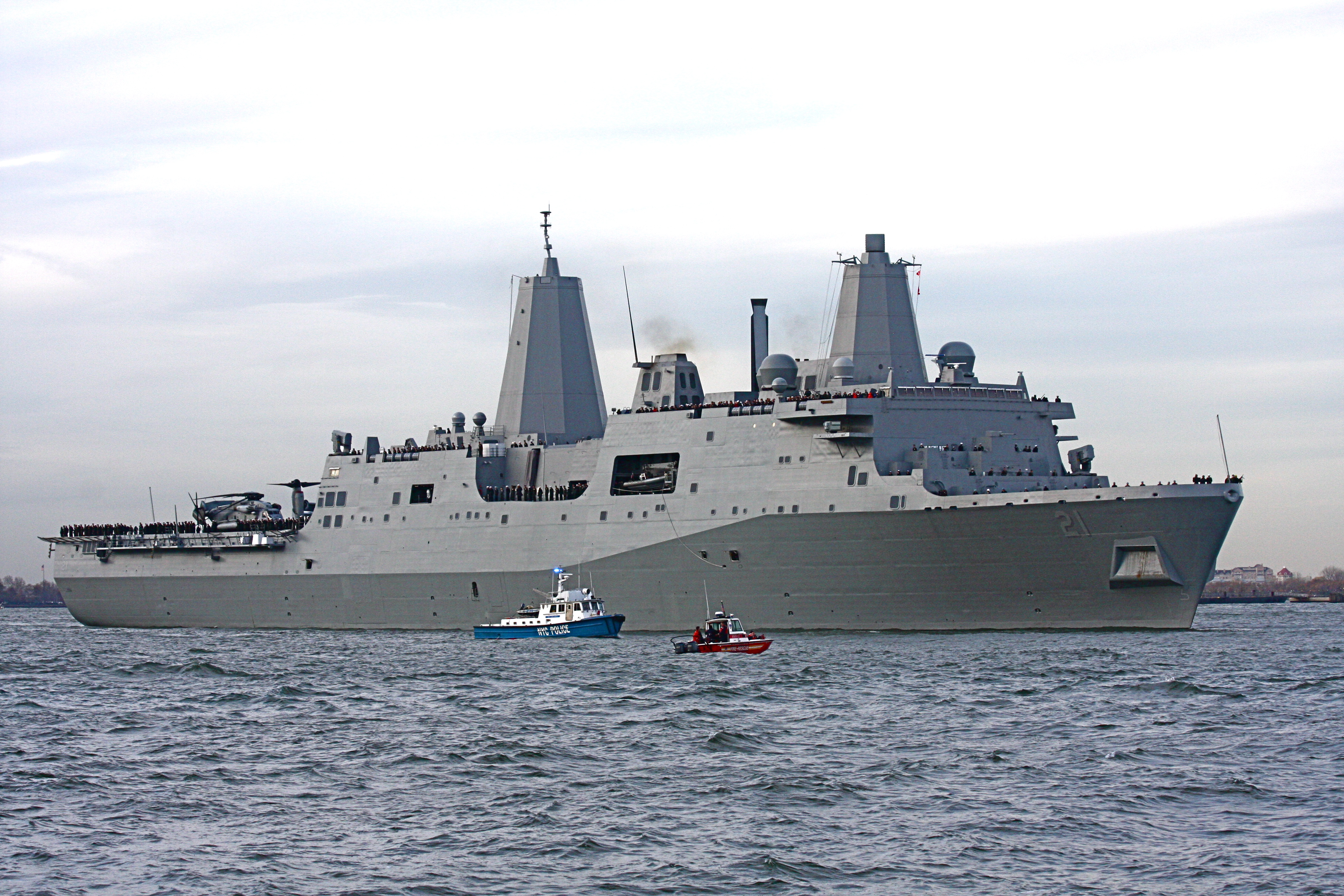 USS_New_York_in_the_Hudson_River_200911.jpg