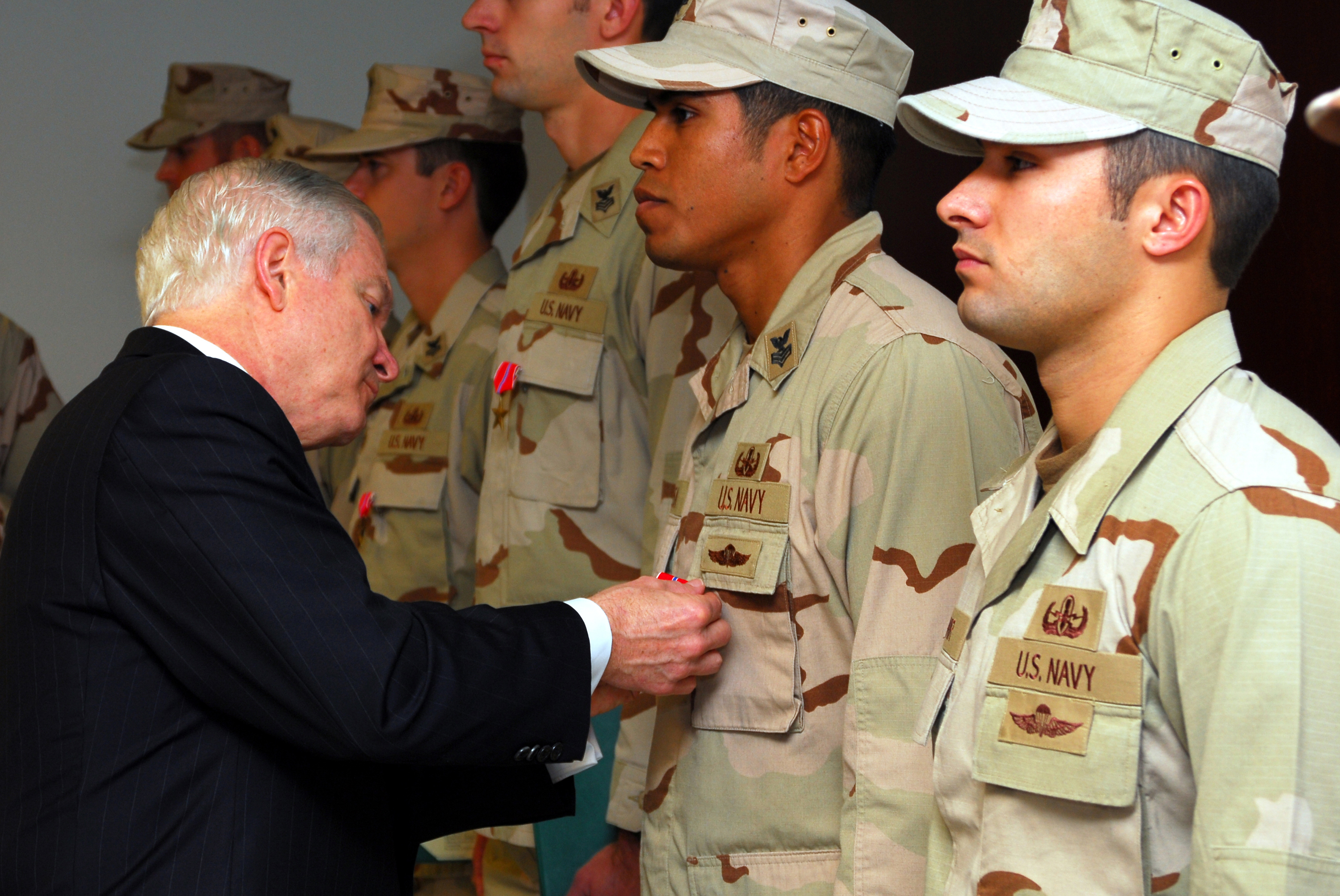 File:US Navy 080107-N-2183K-010 Secretary of Defense Robert M