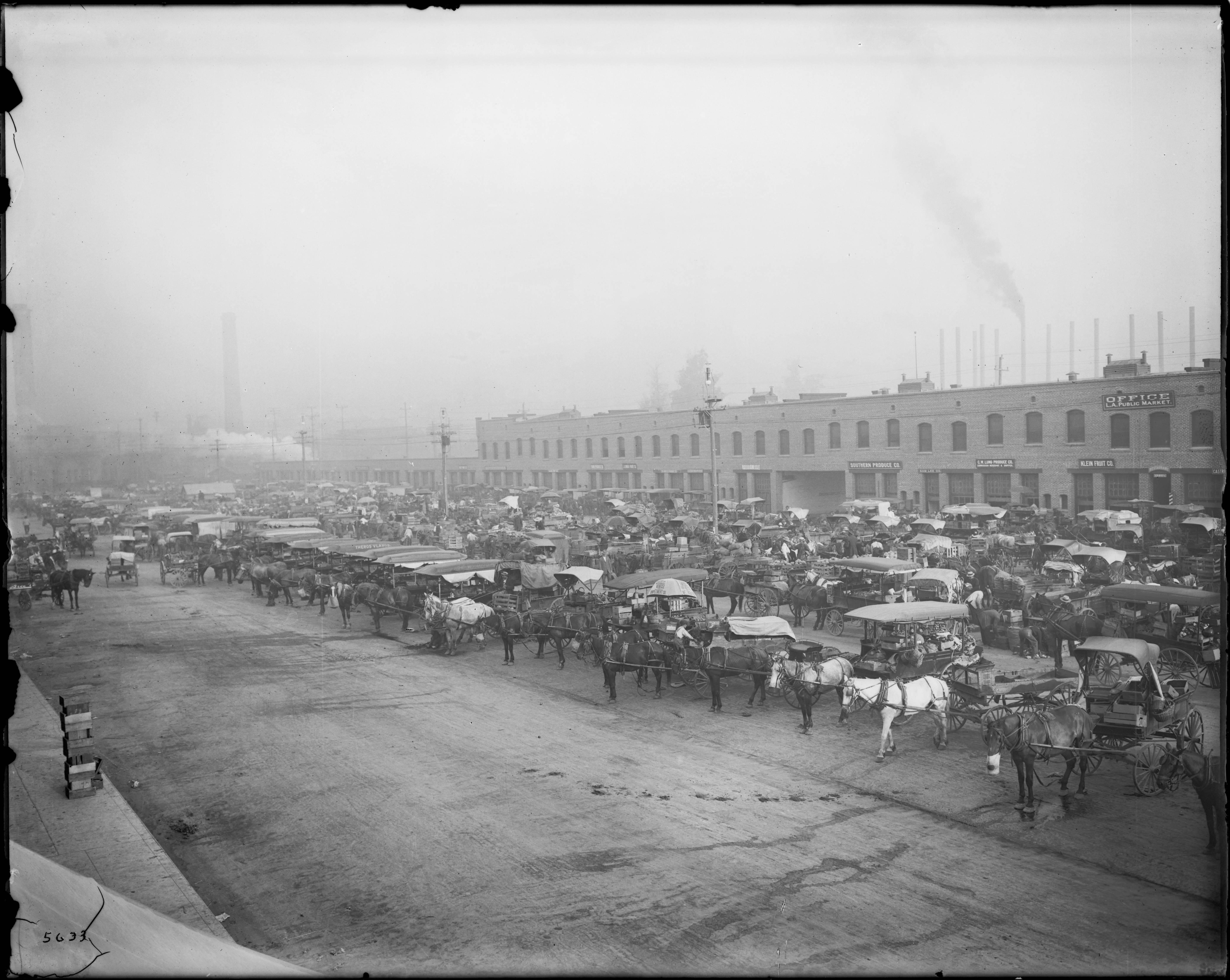 https://upload.wikimedia.org/wikipedia/commons/c/c2/View_of_Central_Market%2C_showing_many_horses_and_wagons_loaded_with_produce%2C_Alameda_Street_and_Sixth_Street%2C_Los_Angeles%2C_ca.1905_%28CHS-5633%29.jpg